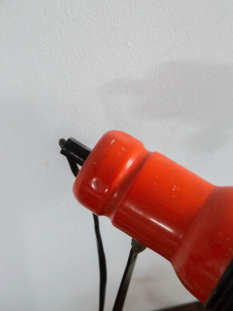 Julia, la lampe à poser en métal orange N°447