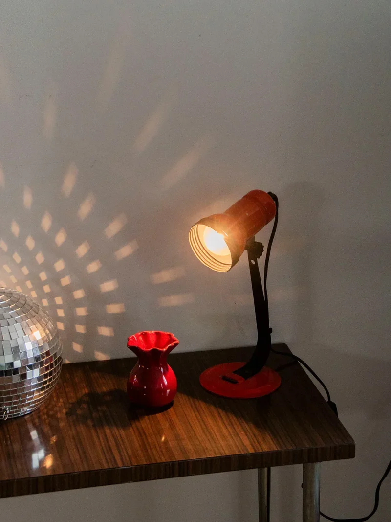 Julia, la lampe à poser en métal orange N°447