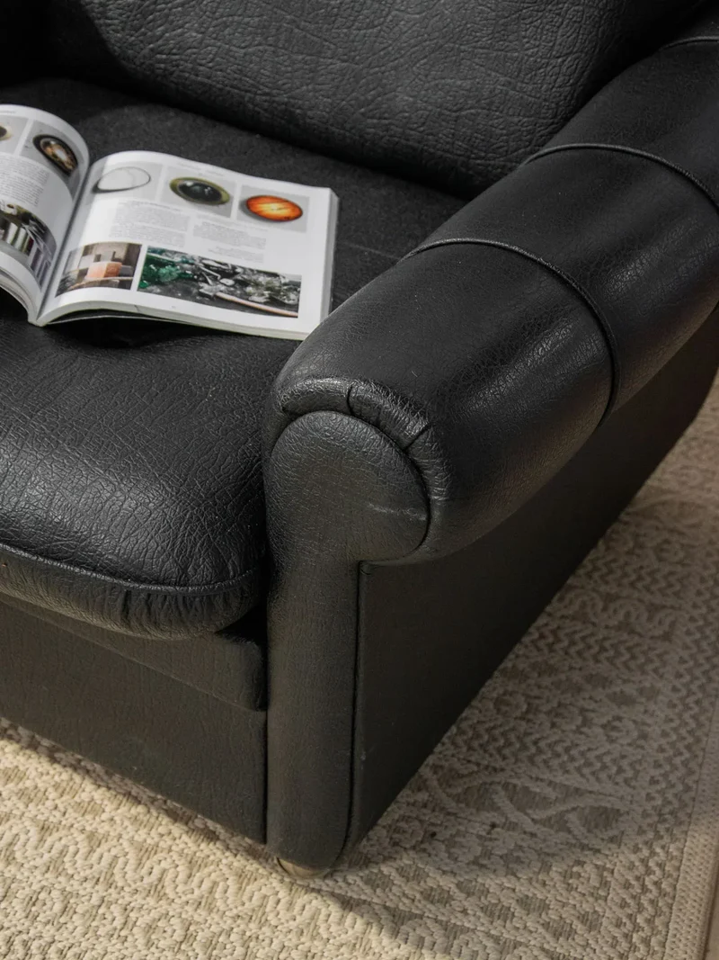 Jakob, la paire de fauteuils noirs N°641