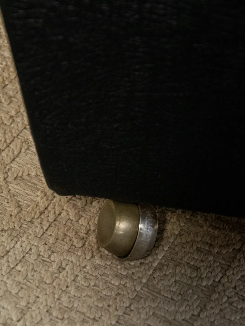 Jakob, la paire de fauteuils noirs N°641