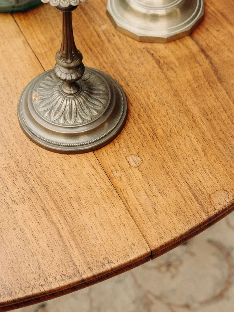 Romy, la table à manger ronde en bois N°430