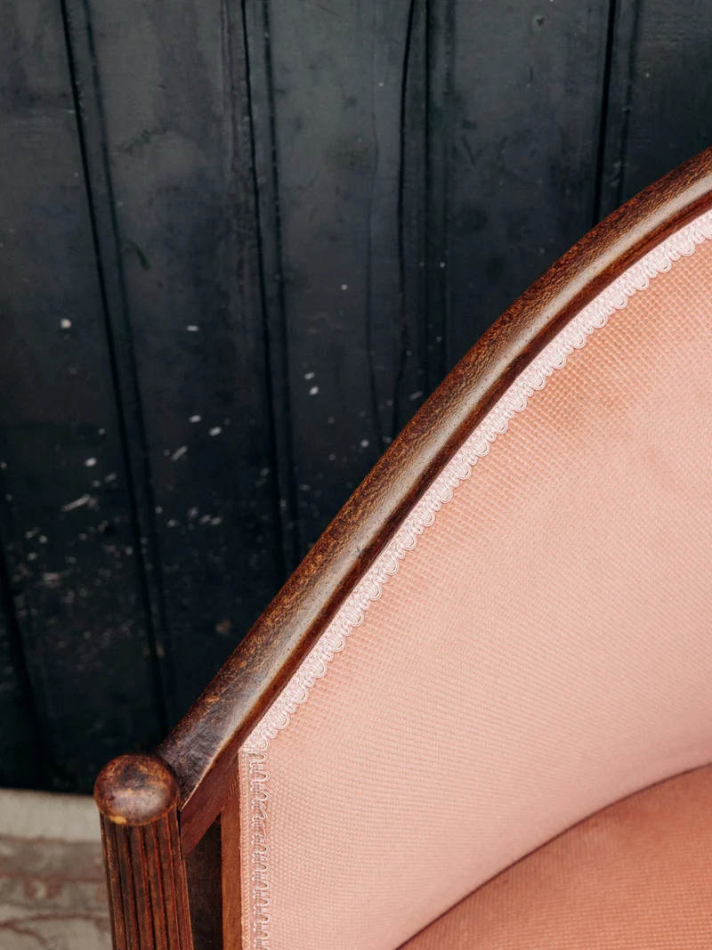 Ernest, le fauteuil rose en tissu N°581