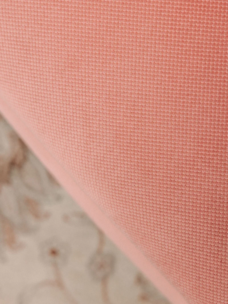 Ernest, le fauteuil rose en tissu N°581