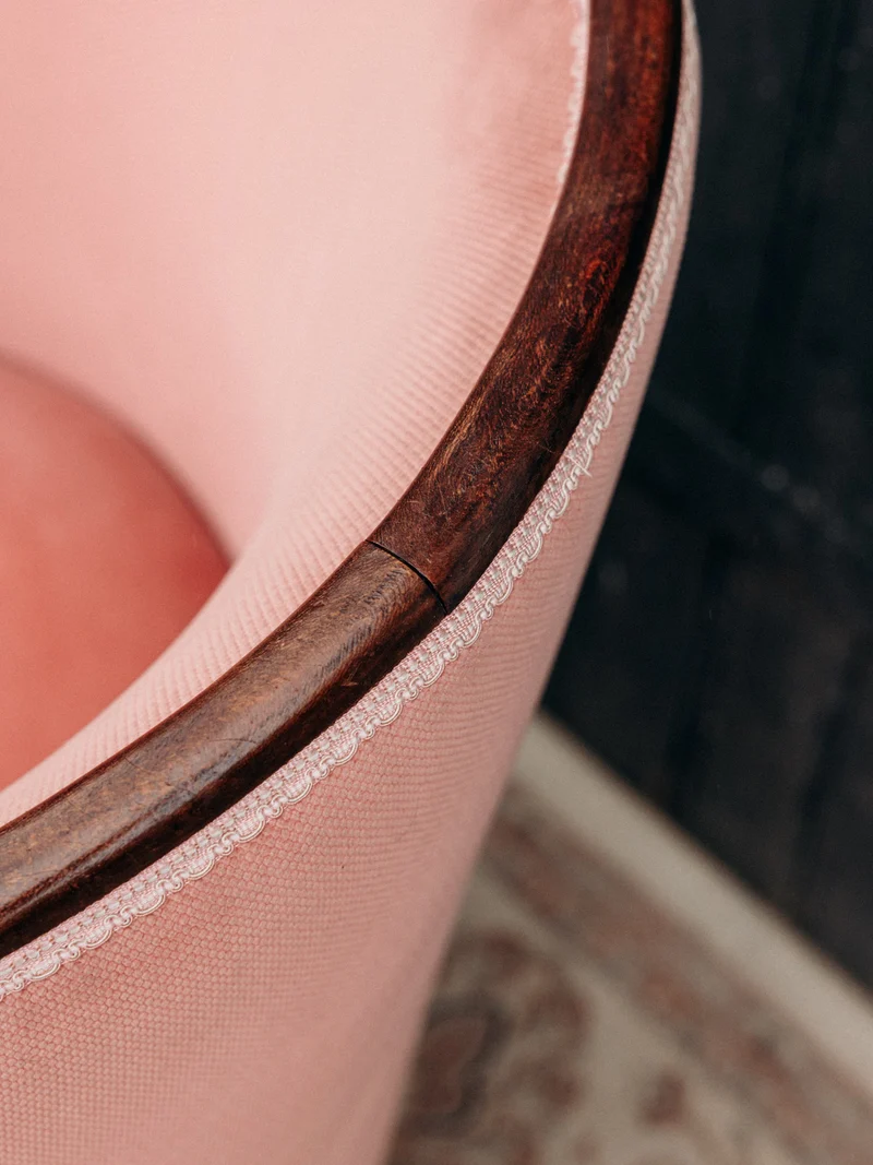 Ernest, le fauteuil rose en tissu N°581