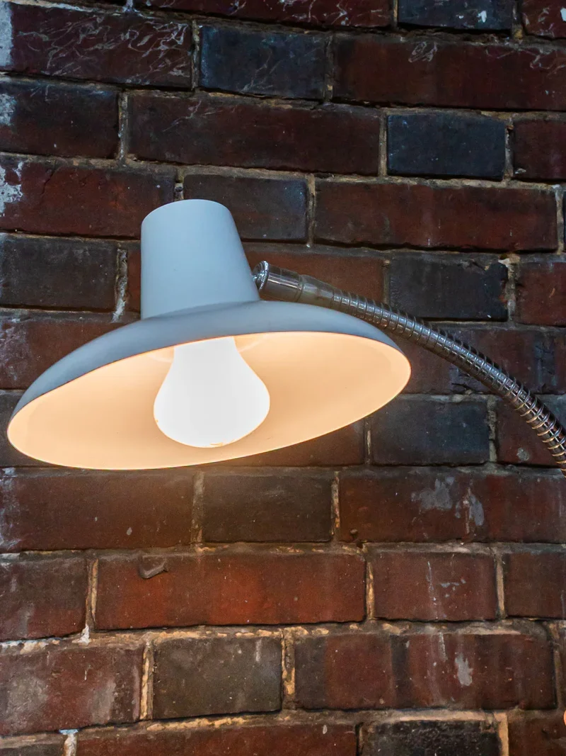 Julia, la lampe de bureau en métal N°471