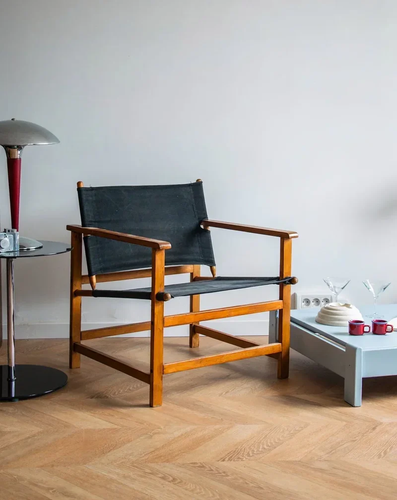 Jakob, le fauteuil en tissu et bois N°517