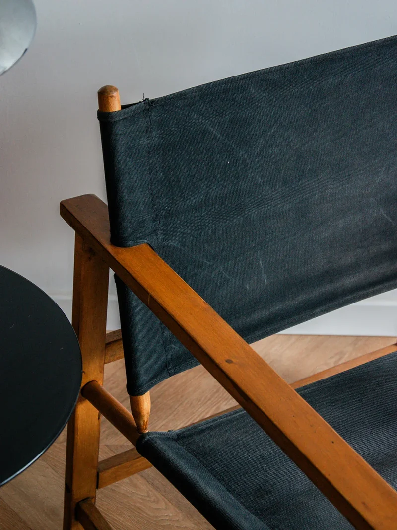 Jakob, le fauteuil en tissu et bois N°517