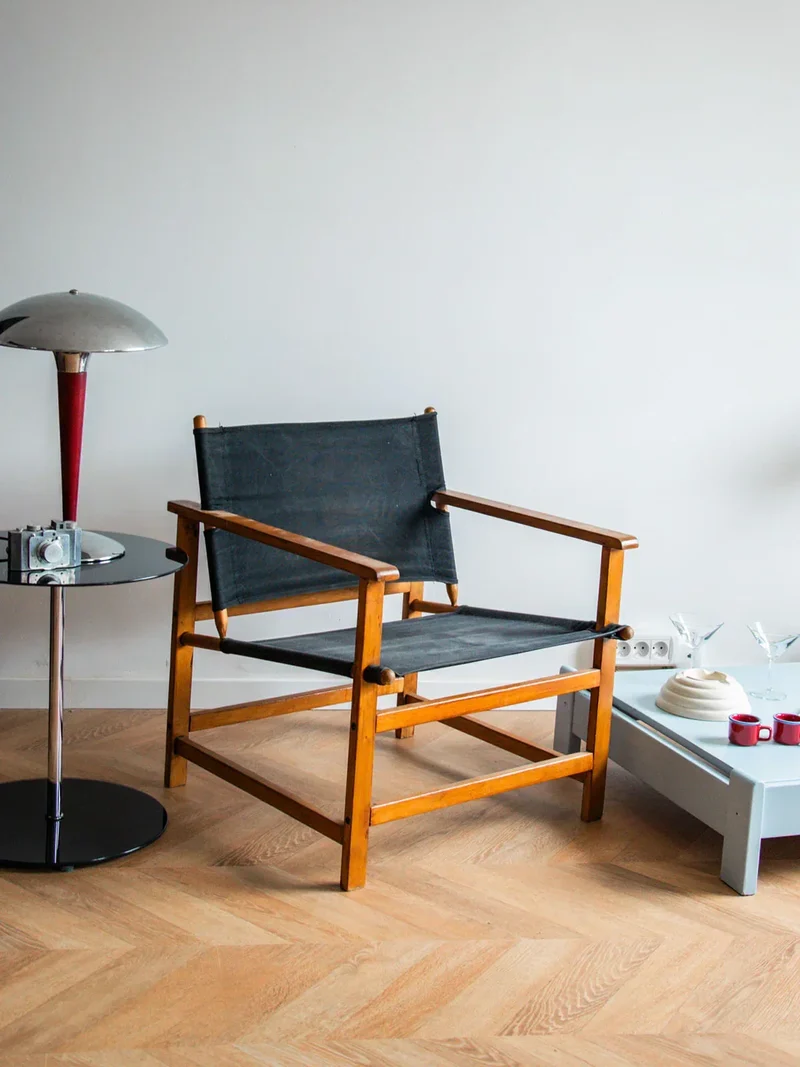Jakob, le fauteuil en tissu et bois N°517