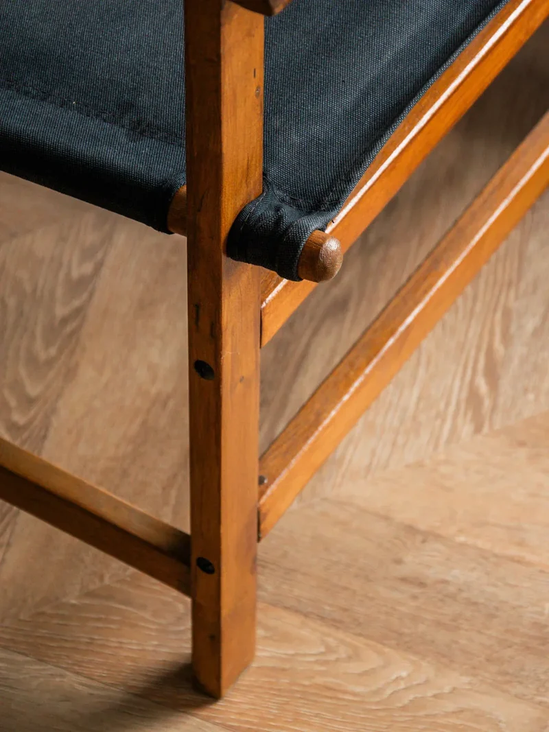 Jakob, le fauteuil en tissu et bois N°517