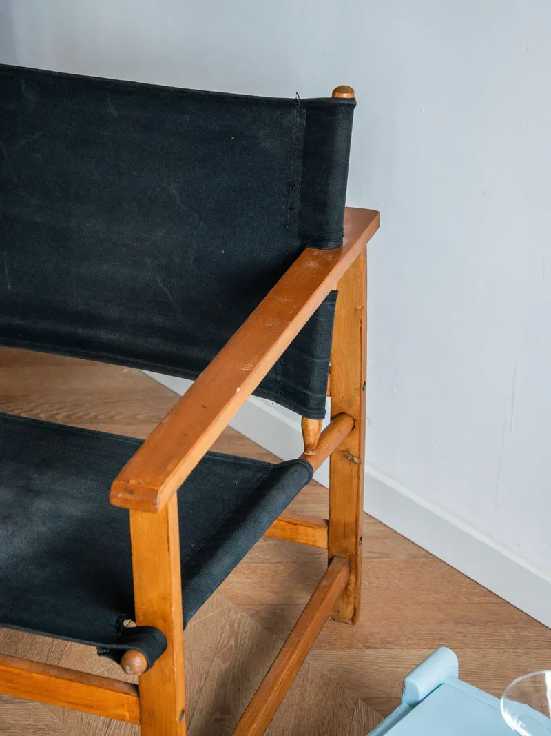 Jakob, le fauteuil en tissu et bois N°517