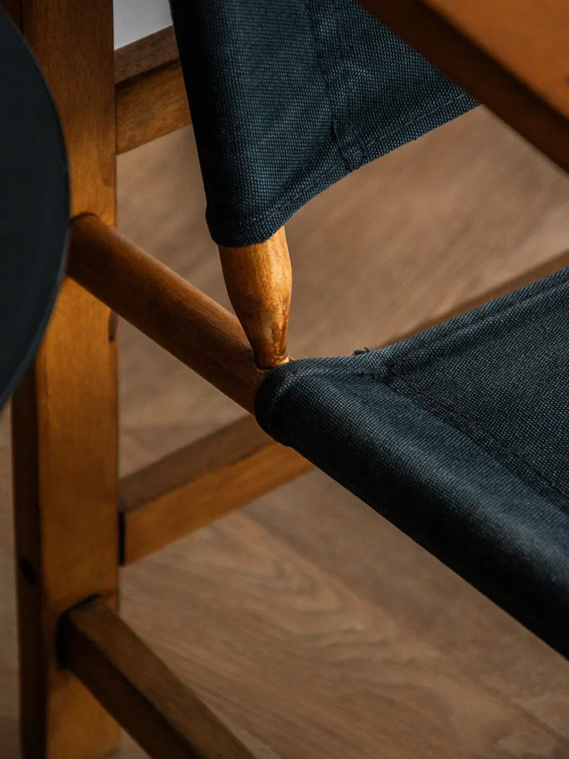 Jakob, le fauteuil en tissu et bois N°517