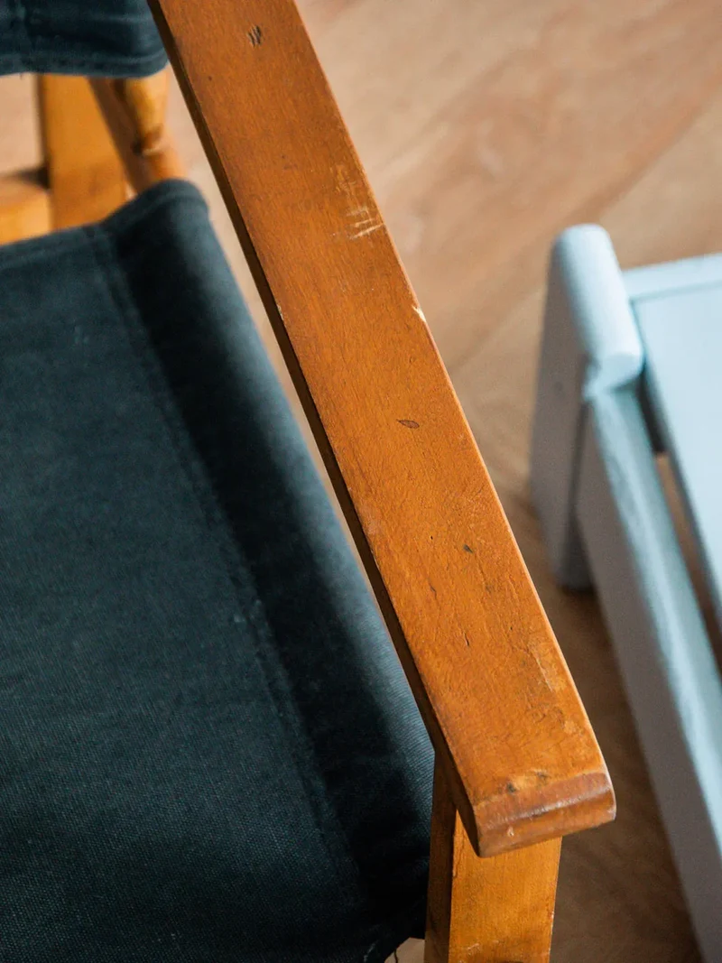 Jakob, le fauteuil en tissu et bois N°517