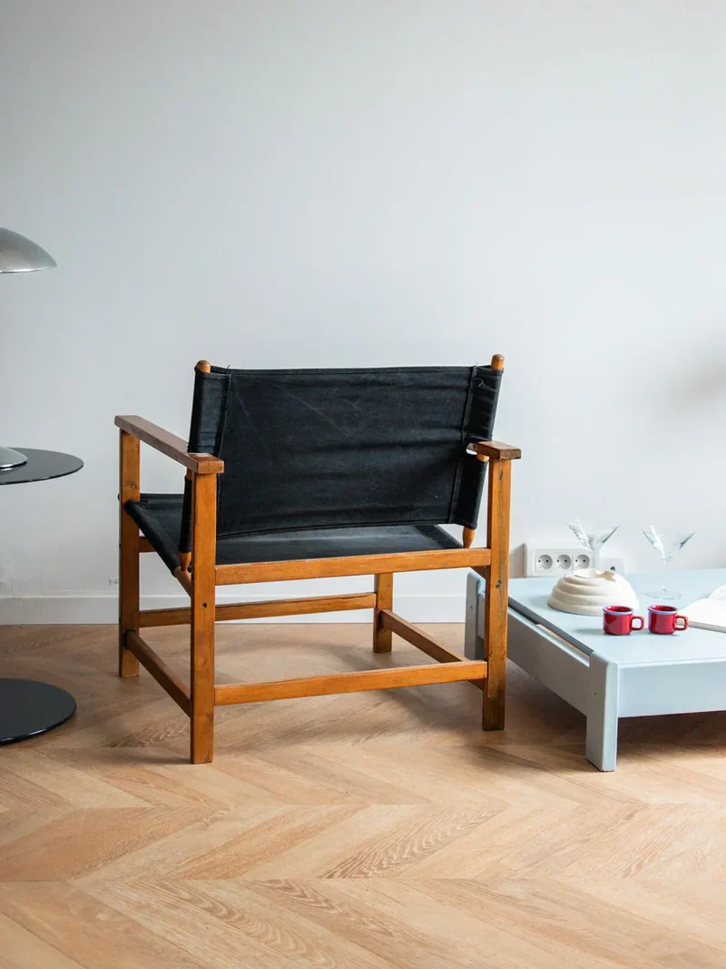 Jakob, le fauteuil en tissu et bois N°517