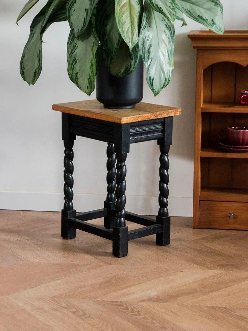 Regis, le tabouret en bois N°672