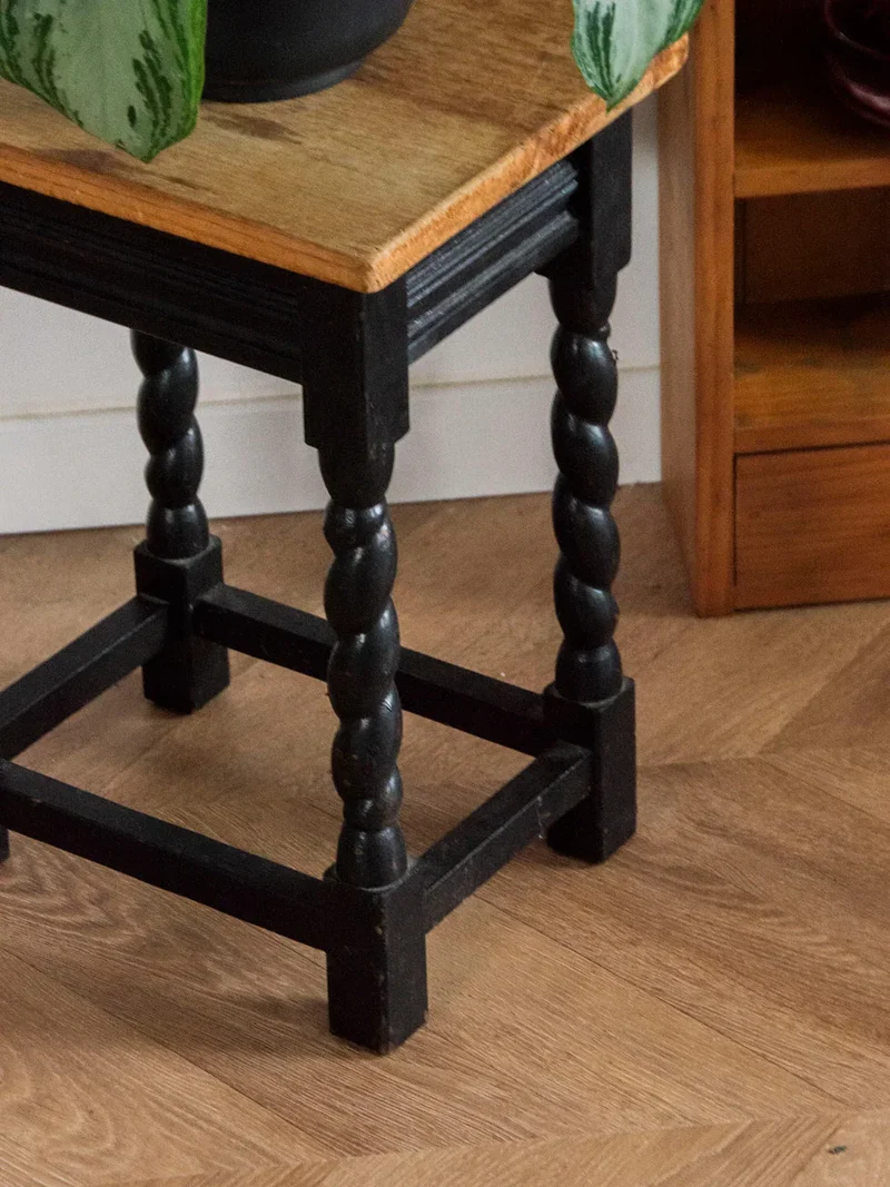 Regis, le tabouret en bois N°672