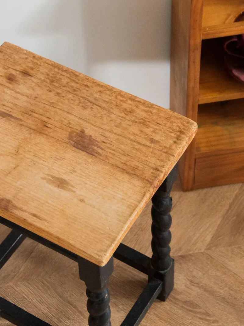 Regis, le tabouret en bois N°672