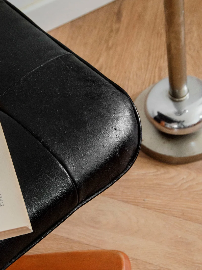 Jean-Philippe, le pouf en simili cuir N°64