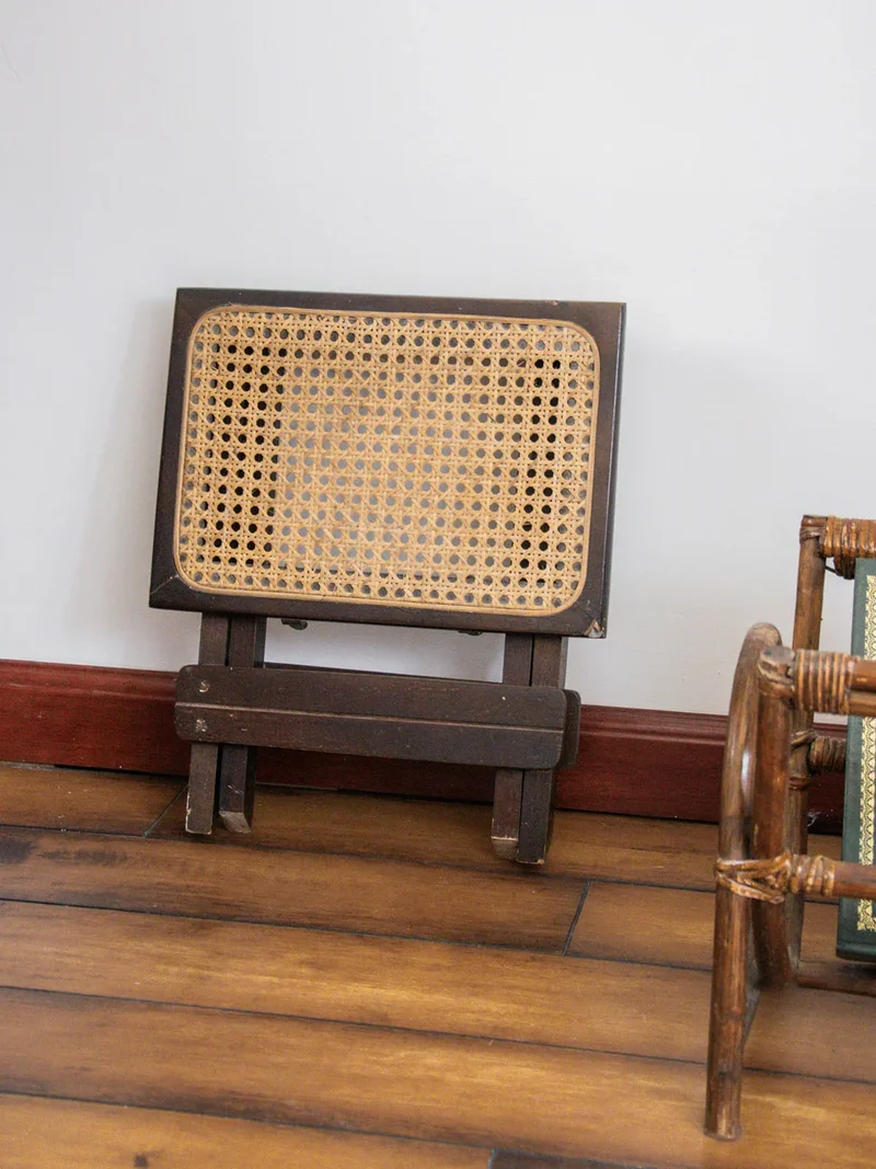 Regis, le tabouret en cannage N°590
