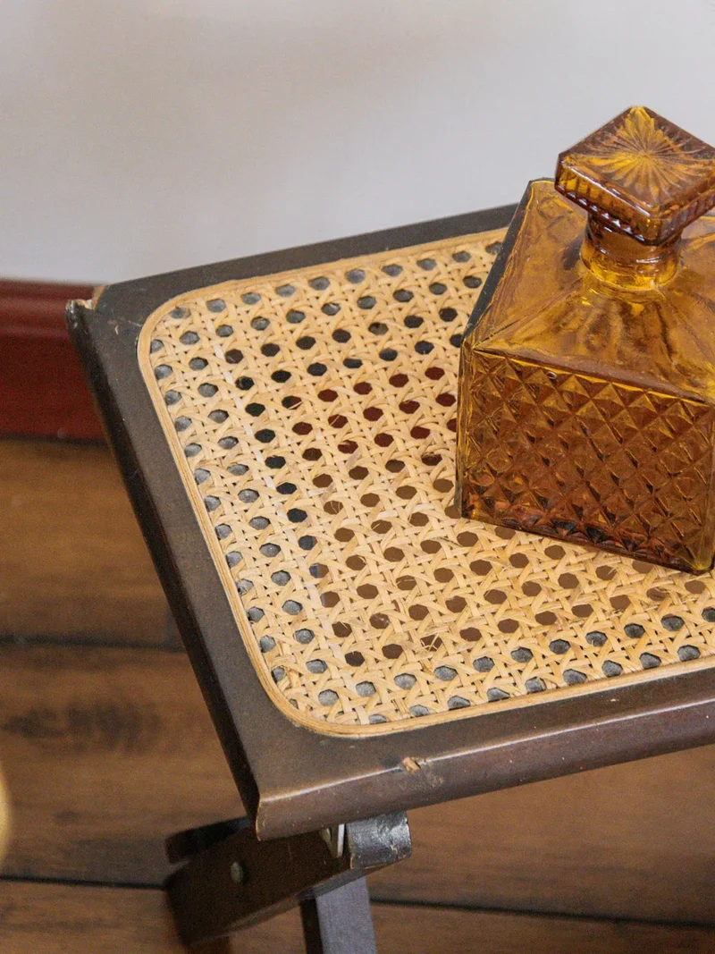Regis, le tabouret en cannage N°590
