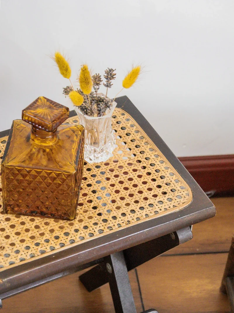 Regis, le tabouret en cannage N°590