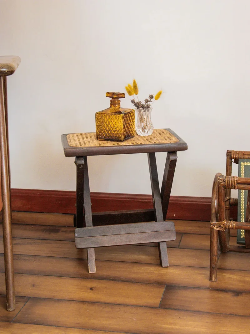 Regis, le tabouret en cannage N°590