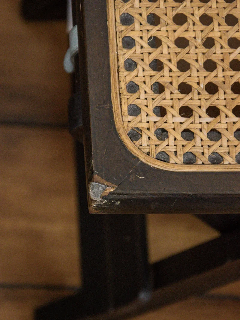 Regis, le tabouret en cannage N°590