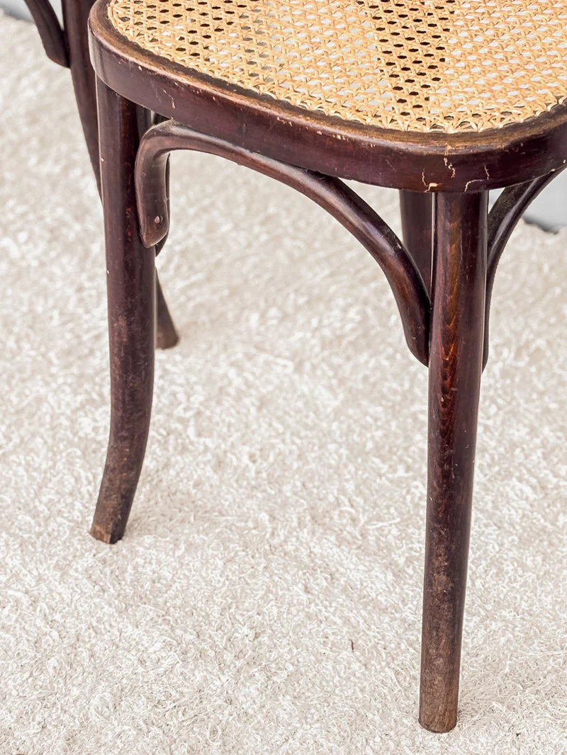 Claude, la paire de chaises en bois N°608