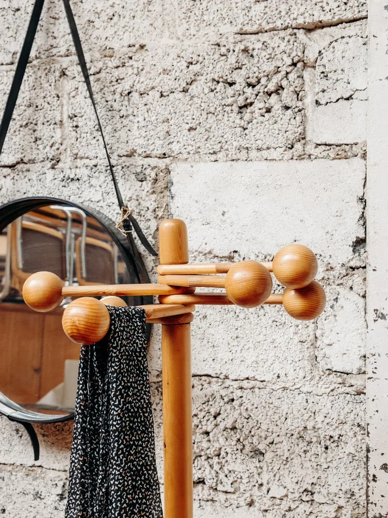 Charlie, le porte-manteau amovible en bois N°117