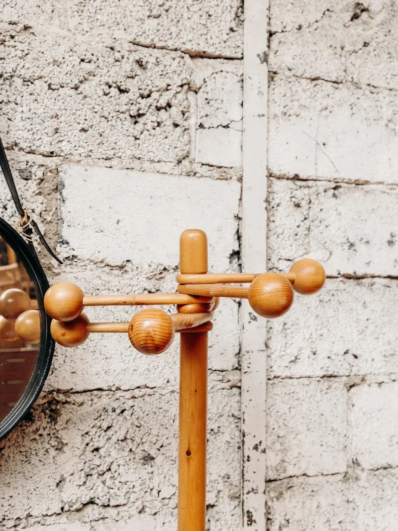 Charlie, le porte-manteau amovible en bois N°117