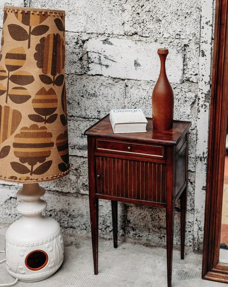 Odile, la table de chevet en acajou N°1216