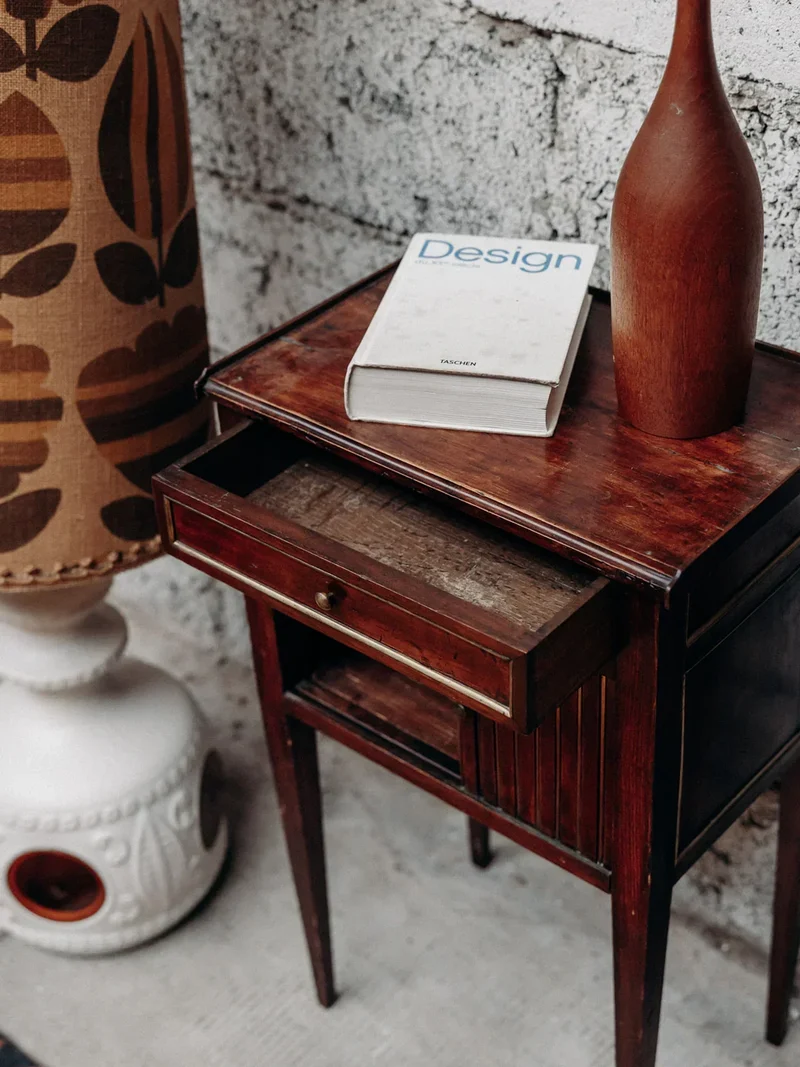 Odile, la table de chevet en acajou N°1216