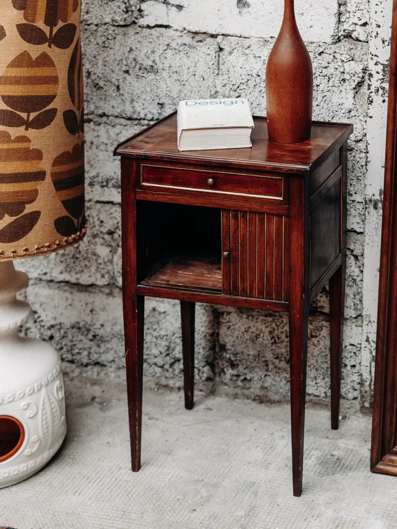 Odile, la table de chevet en acajou N°1216