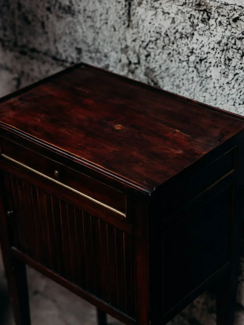 Odile, la table de chevet en acajou N°1216
