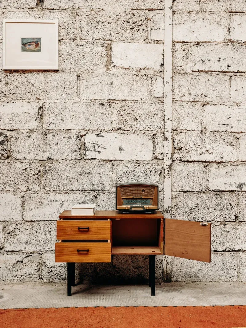 Maïa, la table de chevet en noyer et métal N°680