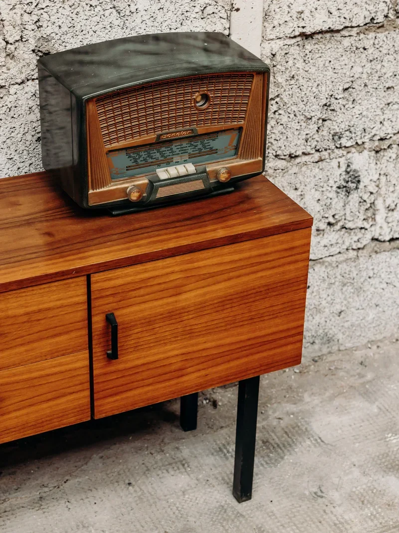 Maïa, la table de chevet en noyer et métal N°680