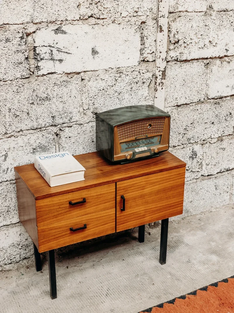 Maïa, la table de chevet en noyer et métal N°680