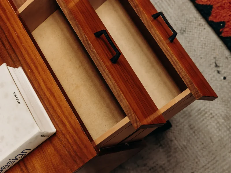 Maïa, la table de chevet en noyer et métal N°680