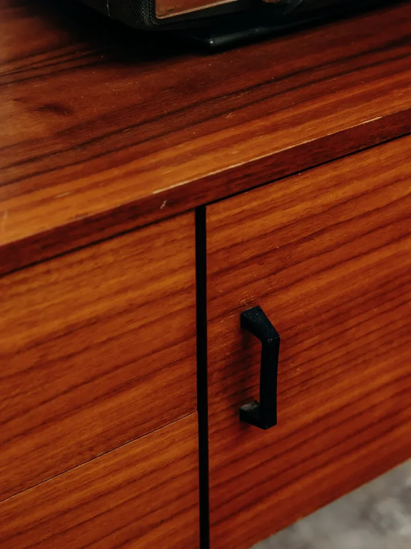 Maïa, la table de chevet en noyer et métal N°680