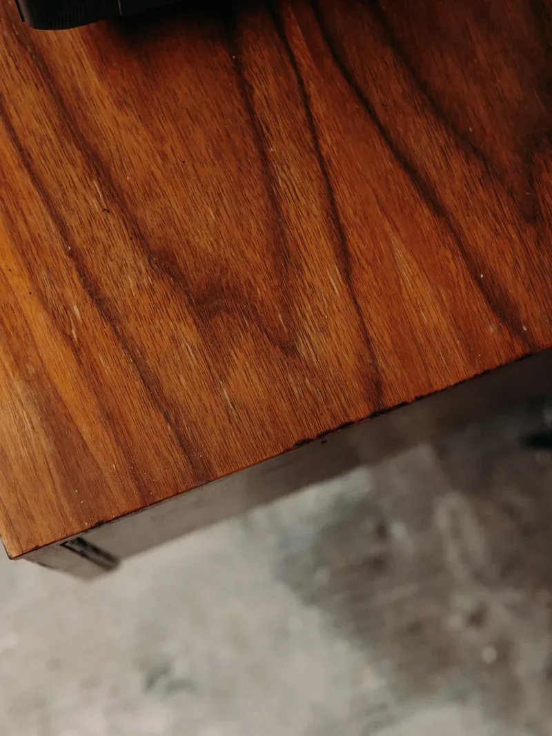 Maïa, la table de chevet en noyer et métal N°680