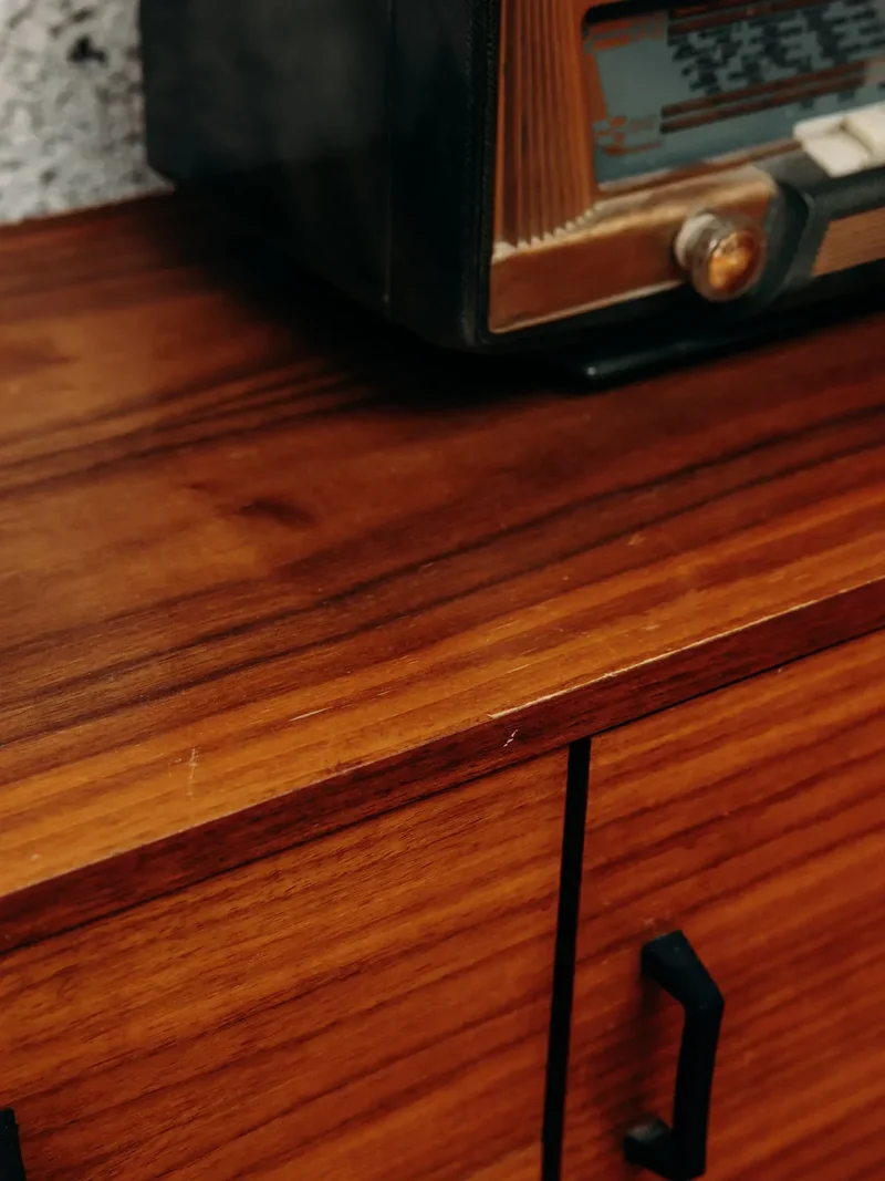 Maïa, la table de chevet en noyer et métal N°680