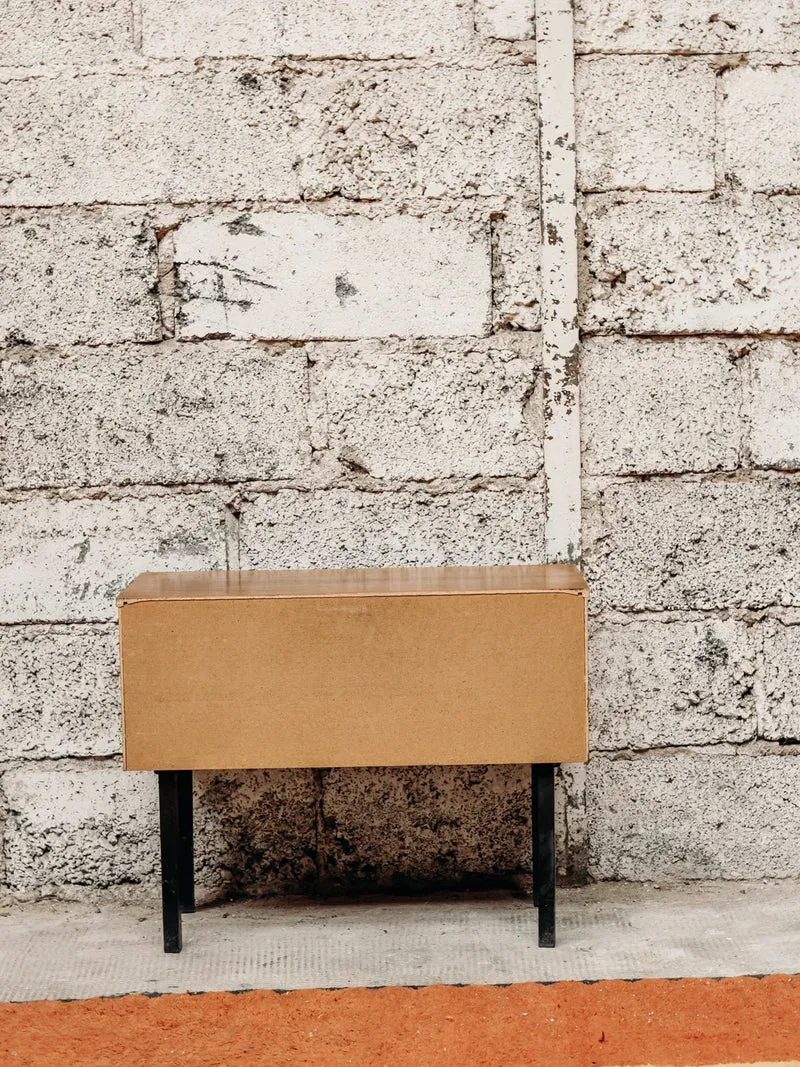 Maïa, la table de chevet en noyer et métal N°680