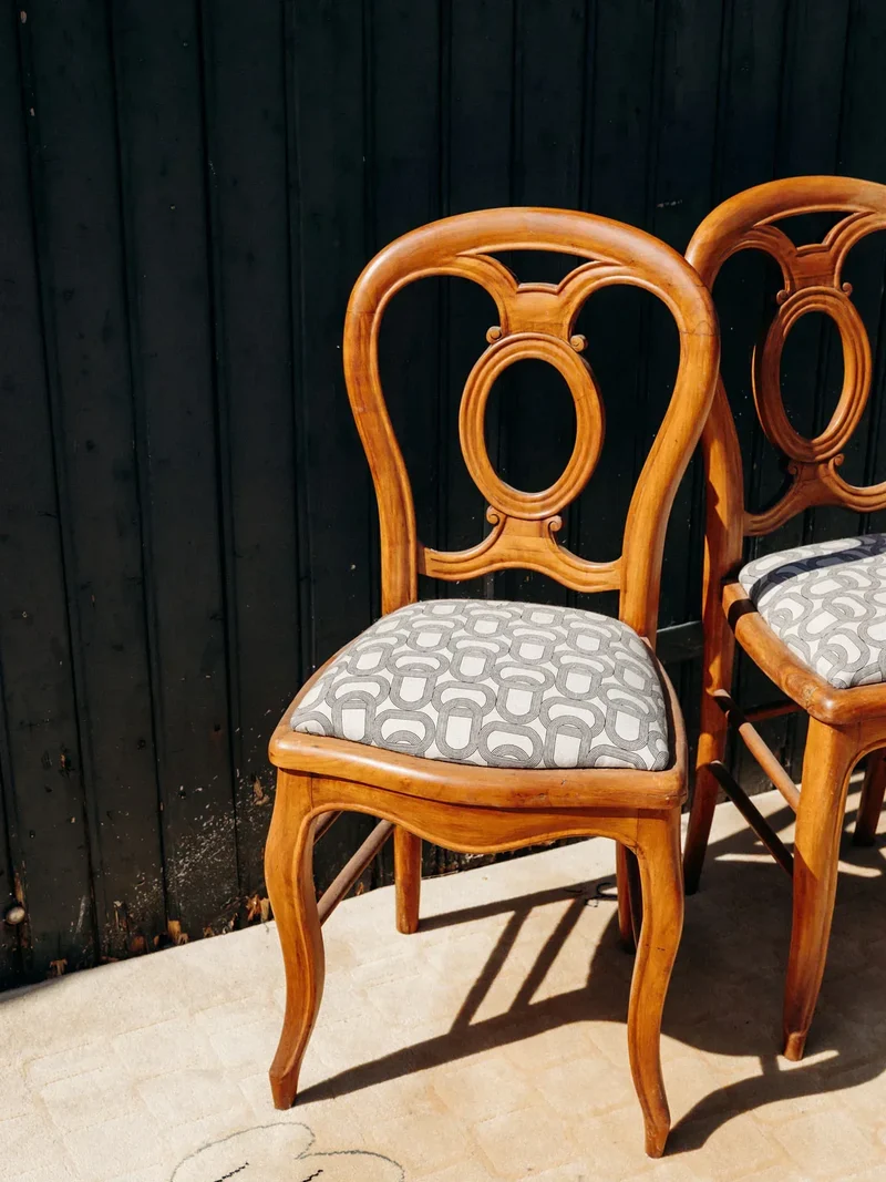 Claude, la paire de chaises en bois N°729