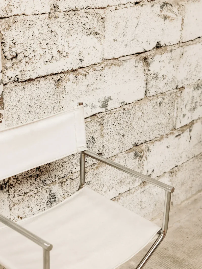 Jakob, le fauteuil en skaï blanc N°455