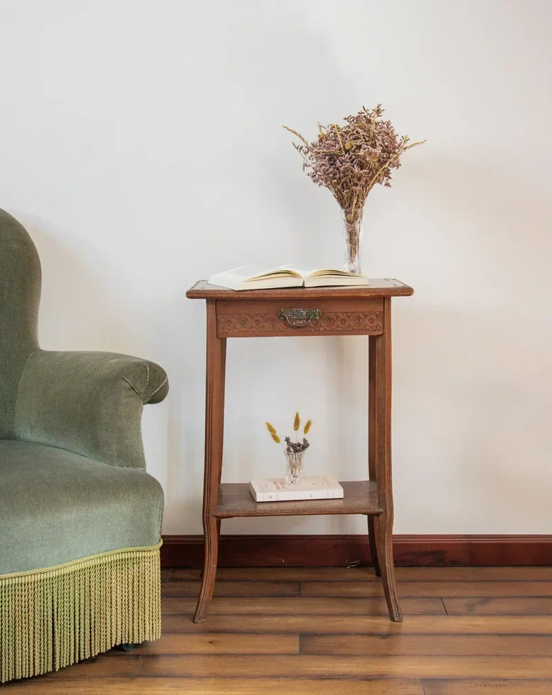 Francine, la table d'appoint en bois N°358