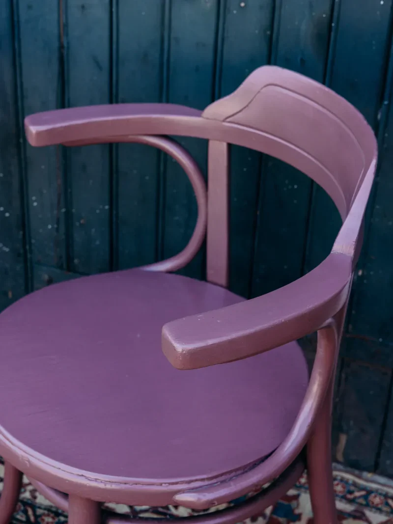 Ernest, le fauteuil violet en bois N°131