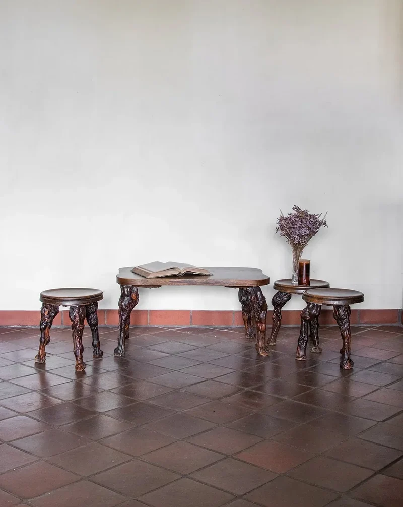 Auguste, l'ensemble table basse et tabourets brutalistes N°2