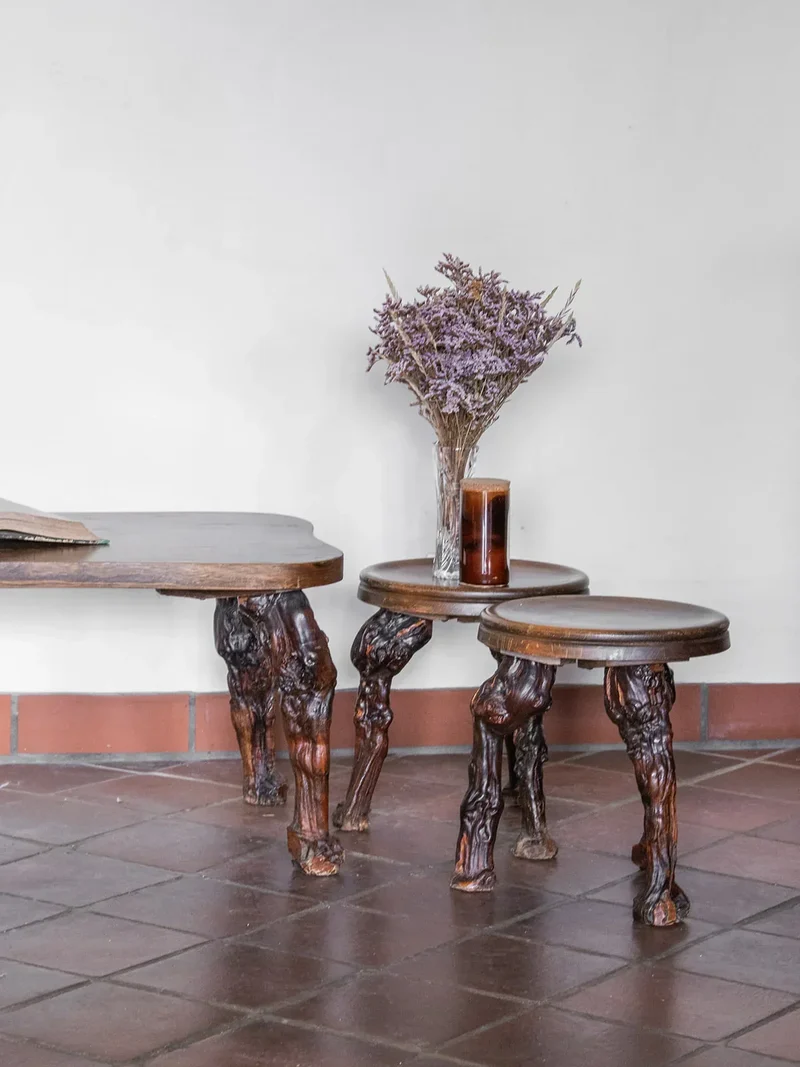 Auguste, l'ensemble table basse et tabourets brutalistes N°2