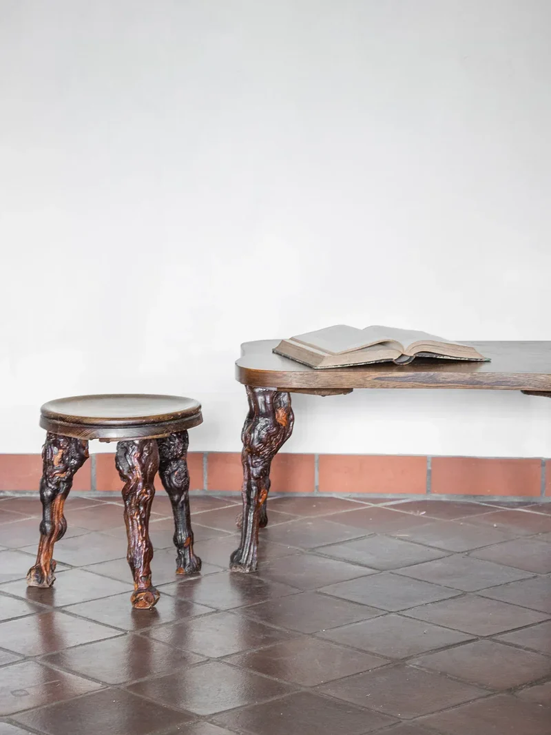 Auguste, l'ensemble table basse et tabourets brutalistes N°2