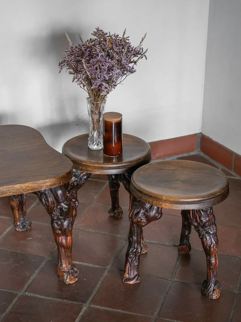 Auguste, l'ensemble table basse et tabourets brutalistes N°2