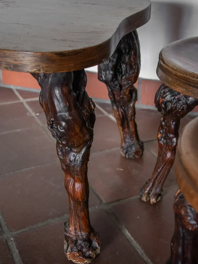 Auguste, l'ensemble table basse et tabourets brutalistes N°2
